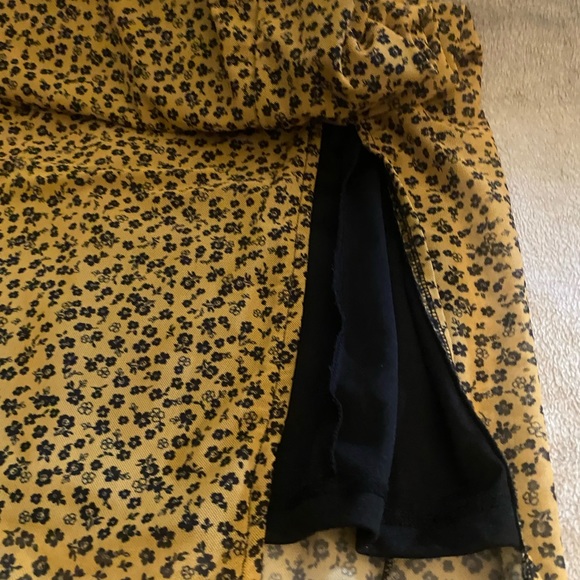 H&M- Ladies knee length skirt - Picture 3 of 11